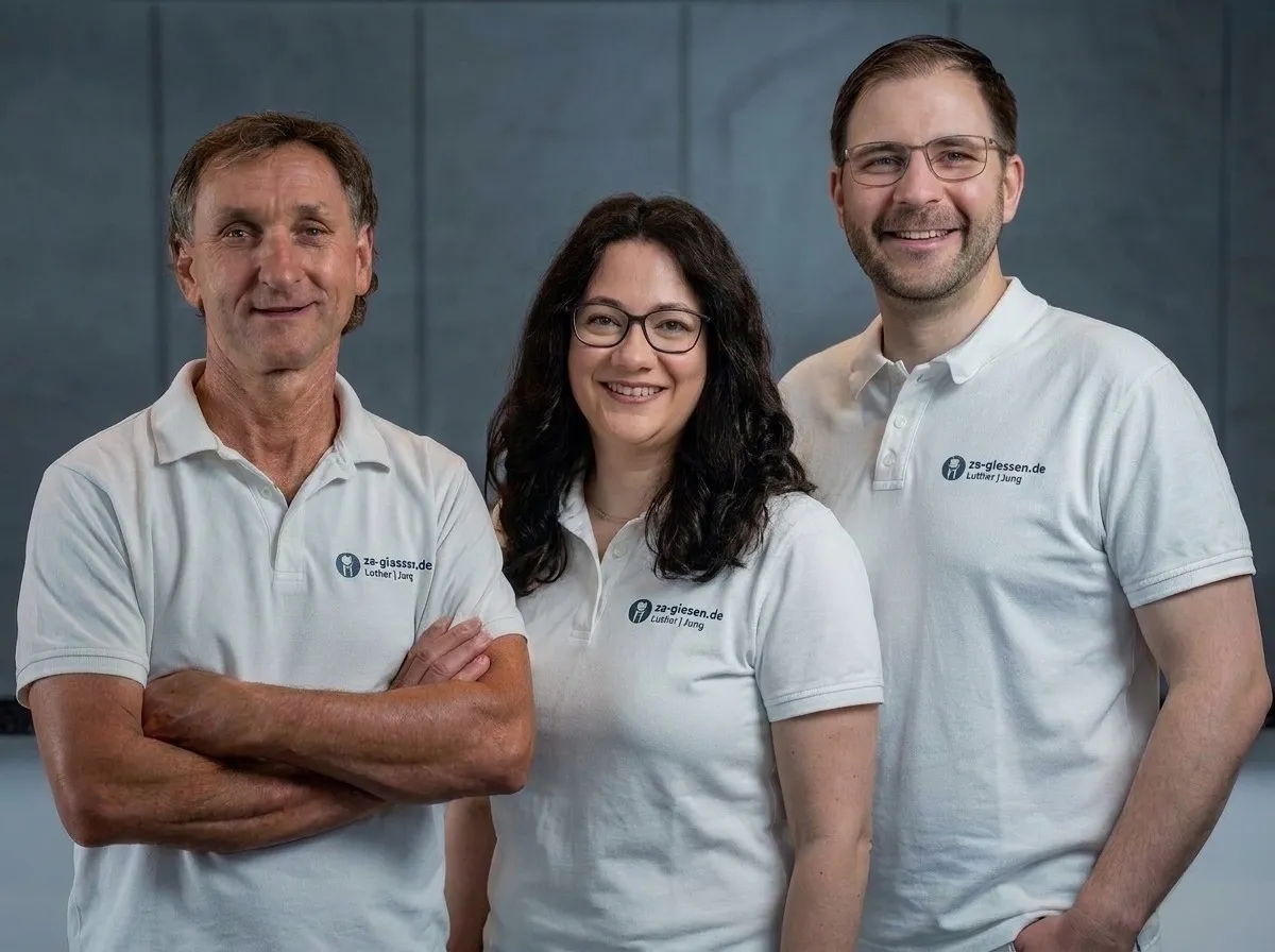 Dr. Stefan Jung, Pelin Yesil-Helmprobst und Tobias K. Lüftner, Zahnärzte in Gießen